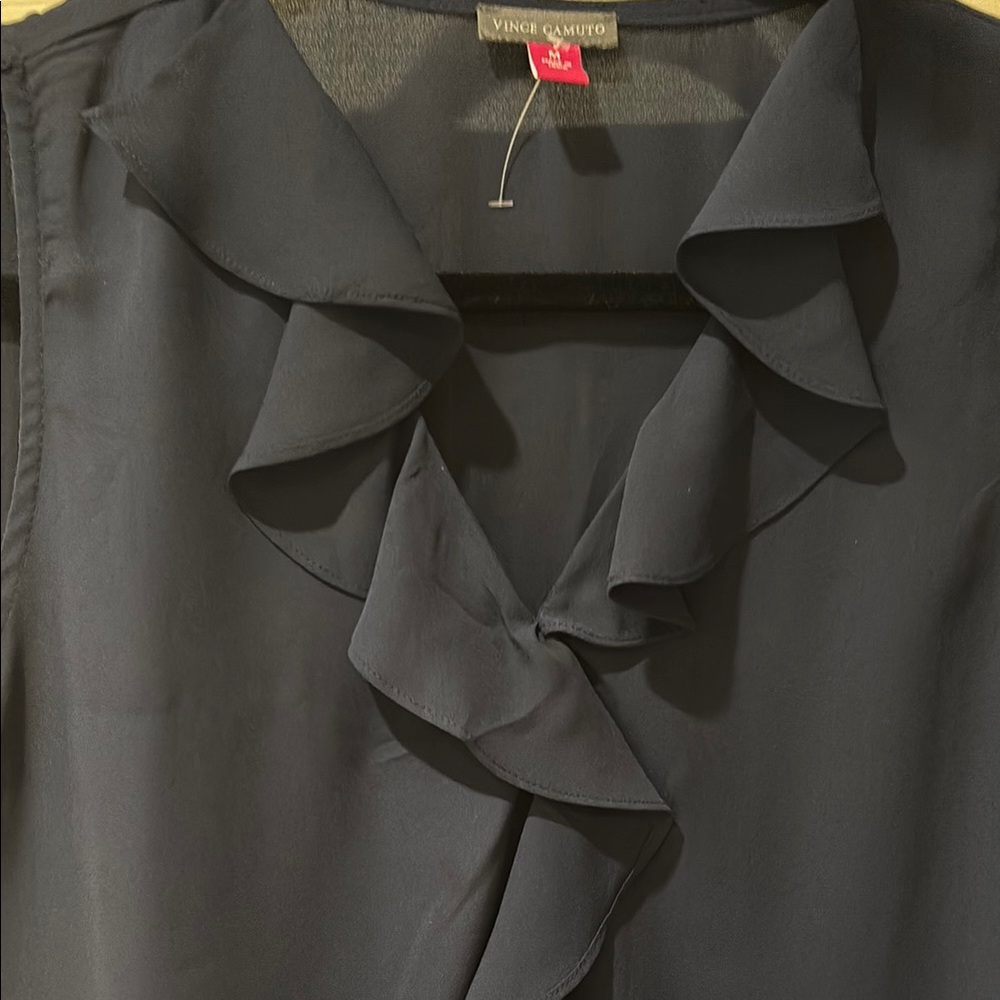 🦀Vince Camuto ruffle front blouse